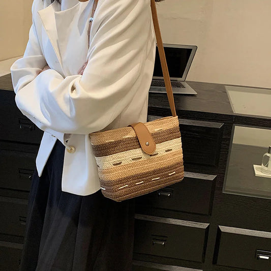 Borsa a tracolla intrecciata in tessitura di paglia da donna