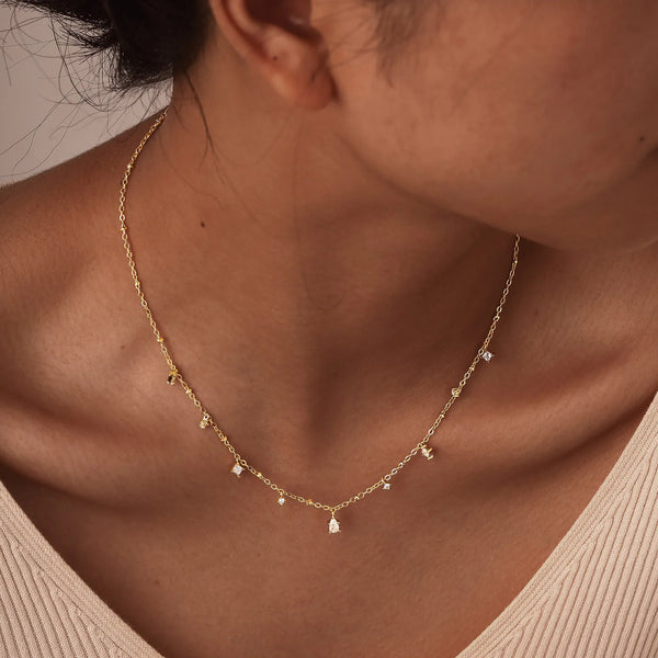 Collana con ciondoli di pietre trasparenti scintillanti da donne