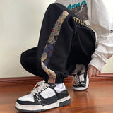Pantaloni casual con bordo a contrasto con stampa grafica e lacci da uomo - Pantaloni uomo ATREND