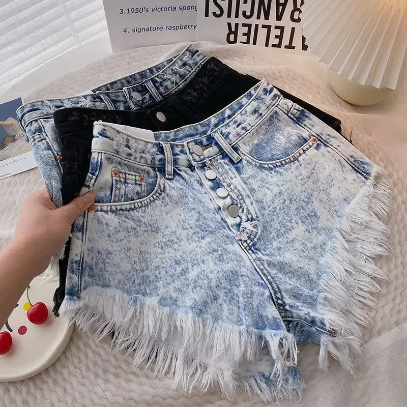 Pantaloncini di jeans sfumati con bordo di nappe e bottoni da donna - Pantaloncini di jeans donna ATREND