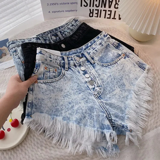 Pantaloncini di jeans sfumati con bordo di nappe e bottoni da donna - Pantaloncini di jeans donna ATREND