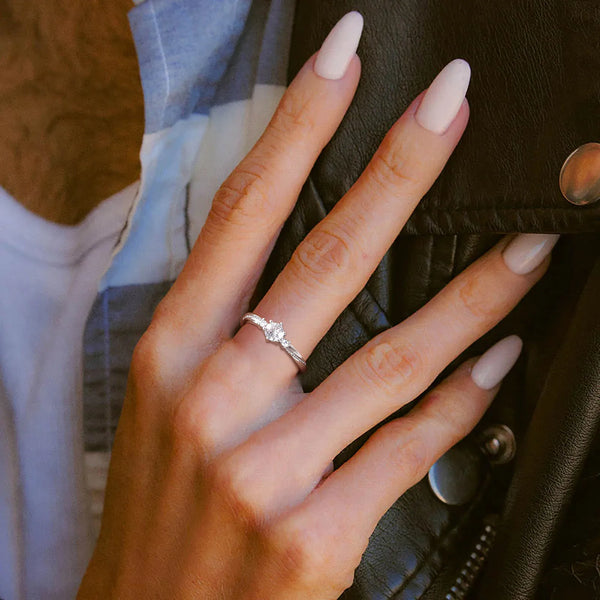 Anello solitario con pietra e brillantini da donna