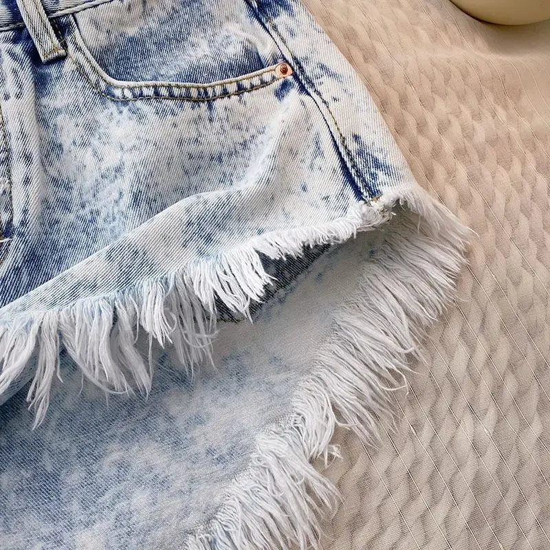 Pantaloncini di jeans sfumati con bordo di nappe e bottoni da donna - Pantaloncini di jeans donna ATREND