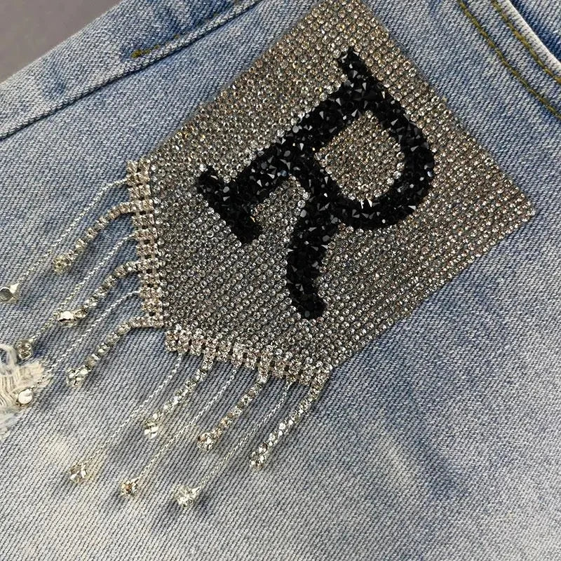 Pantaloncini di jeans strappati con stampa a lettere da donna - Pantaloncini di jeans donna ATREND
