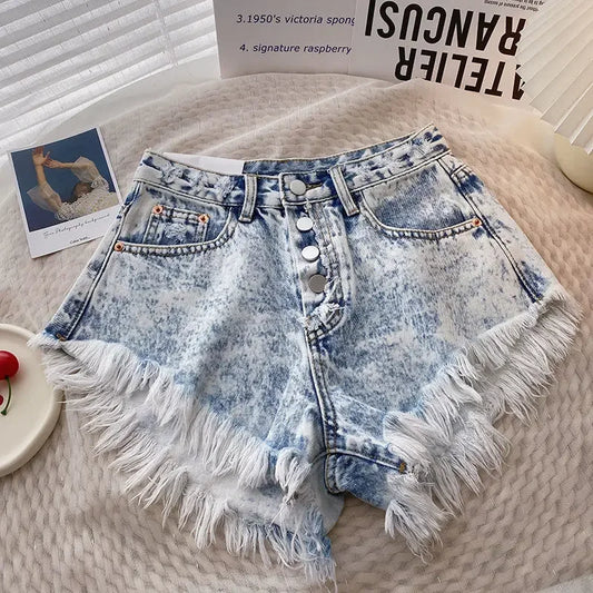 Pantaloncini di jeans sfumati con bordo di nappe e bottoni da donna - Pantaloncini di jeans donna ATREND