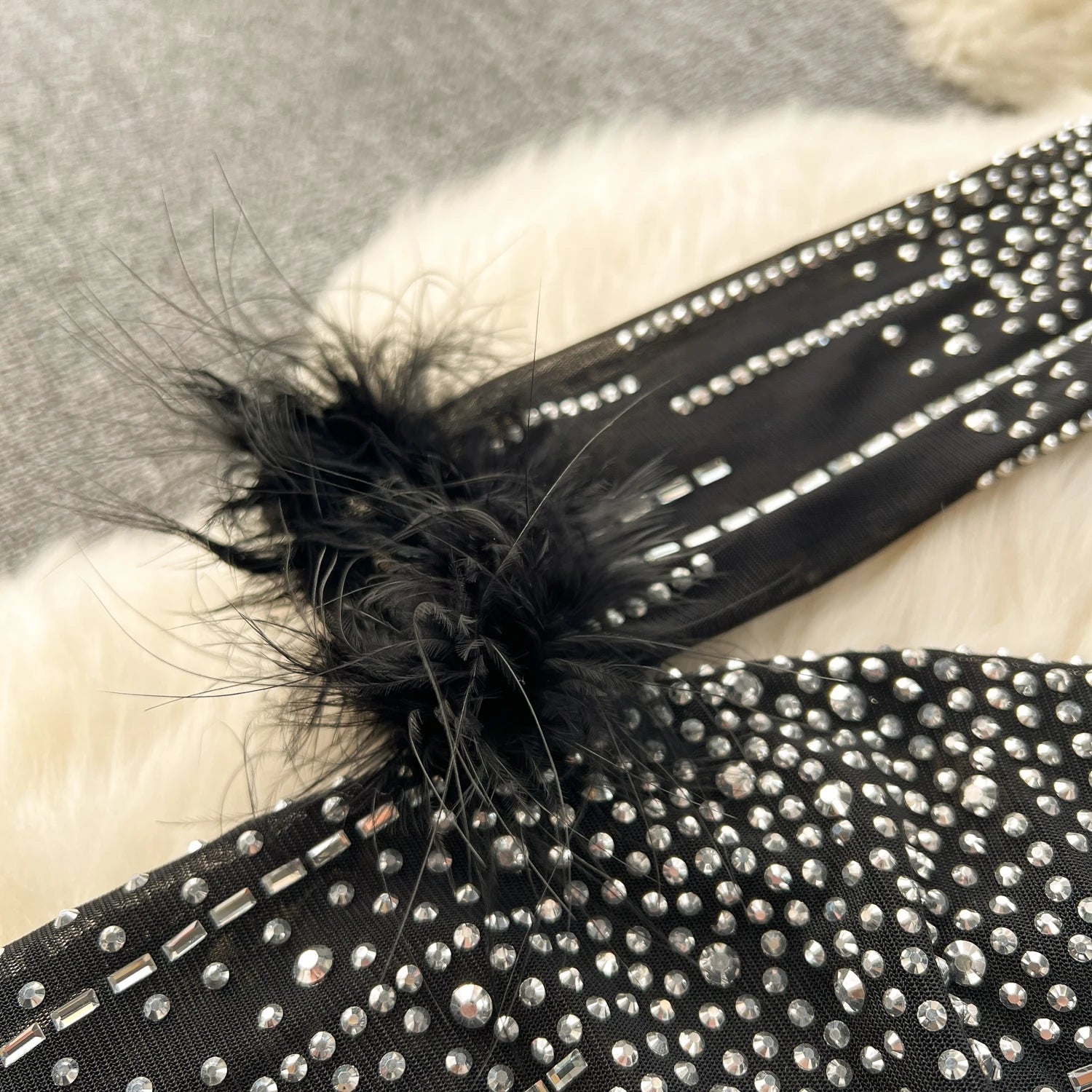 Abito lungo patchwork a maniche lunghe con strass e piume da donna ATREND