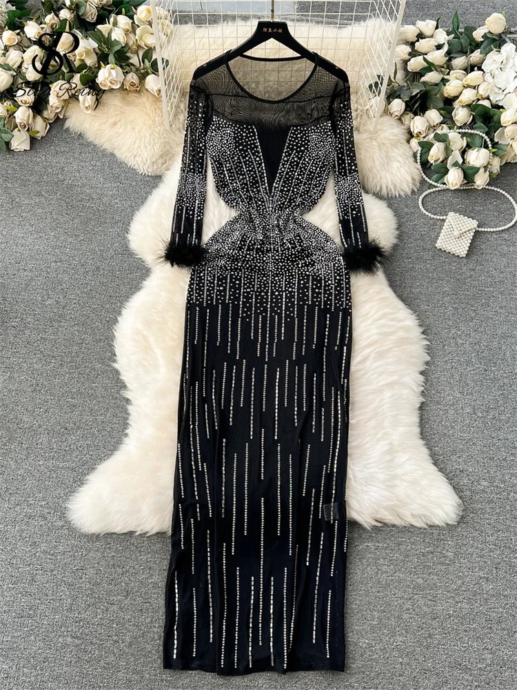 Abito lungo patchwork a maniche lunghe con strass e piume da donna ATREND