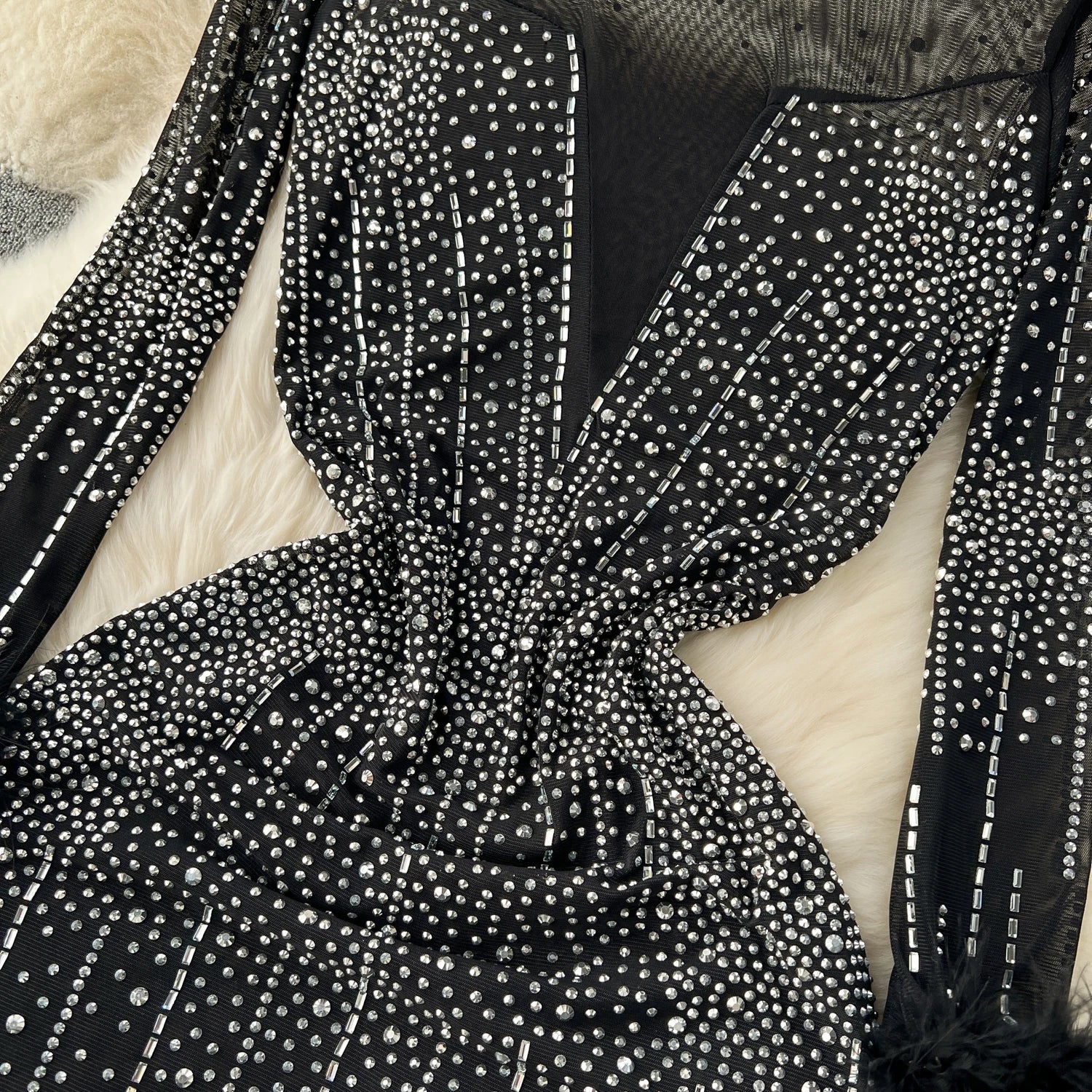 Abito lungo patchwork a maniche lunghe con strass e piume da donna ATREND