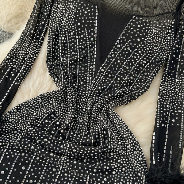 Abito lungo patchwork a maniche lunghe con strass e piume da donna ATREND