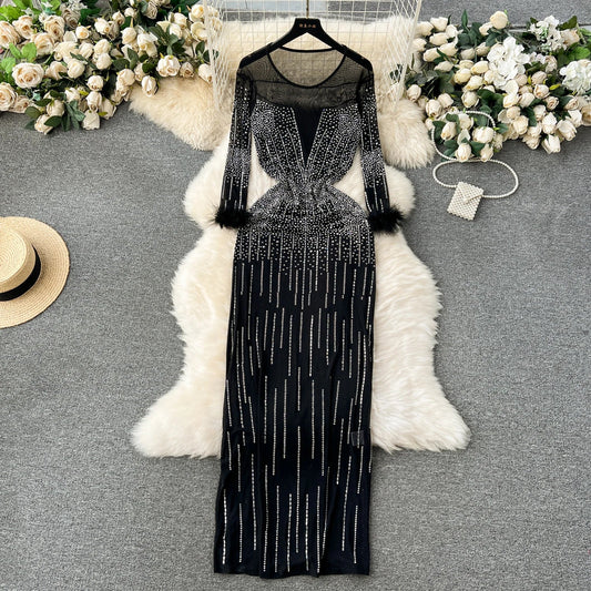Abito lungo patchwork a maniche lunghe con strass e piume da donna ATREND