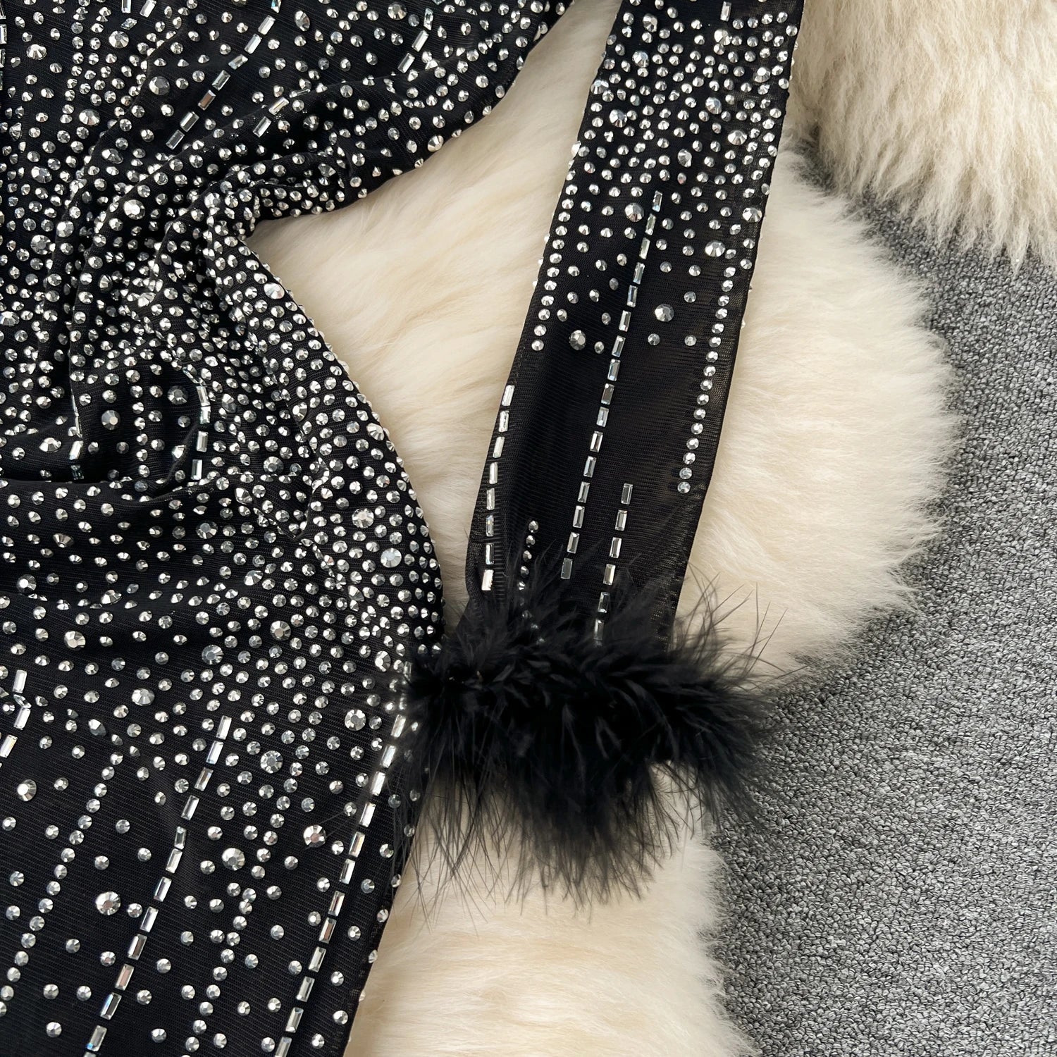 Abito lungo patchwork a maniche lunghe con strass e piume da donna ATREND