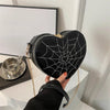 Borsa a tracolla con catena a forma di cuore in pelle PU con disegno a ragnatela da donna ATREND