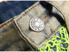 Jeans in denim patchwork con ragnatela neon da uomo ATREND