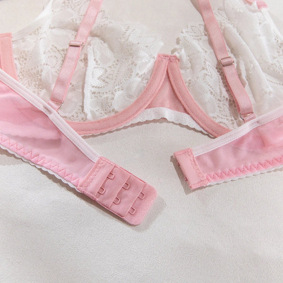 Lingerie reggiseno perizoma giarrettiera girocollo e calze da donna ATREND