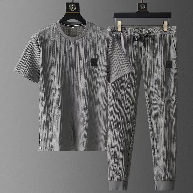 Set coordinato maglietta a maniche corte e pantaloni plisettati da uomo ATREND