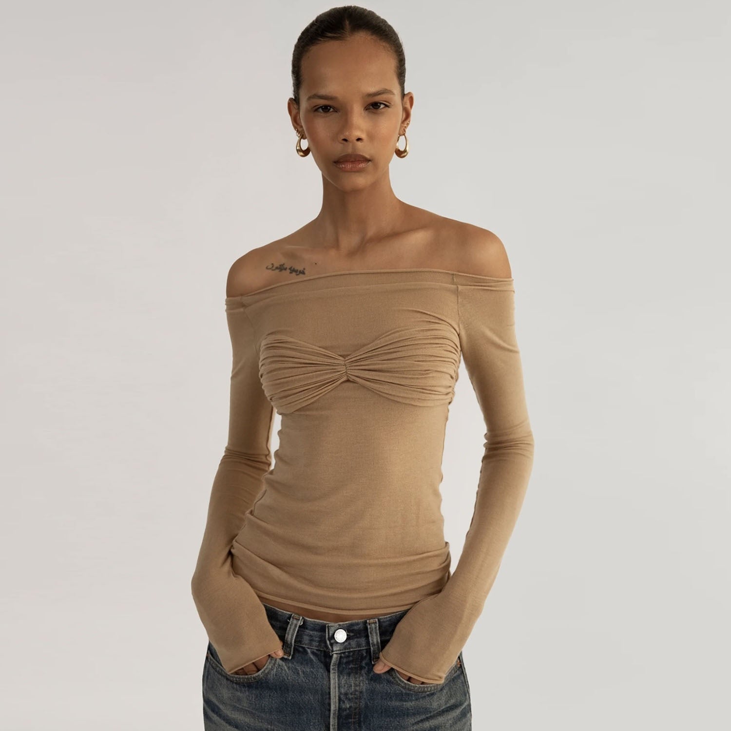 T-shirt in maglia arricciata con spalle scoperte a maniche lunghe - t-shirt ATREND